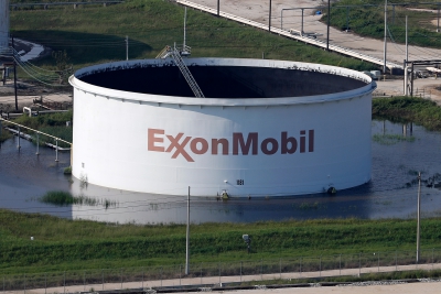 Bloomberg: Η ExxonMobil πιέζει τον Μπάιντεν να μειώσει το φόρο στο μπλε υδρογόνο