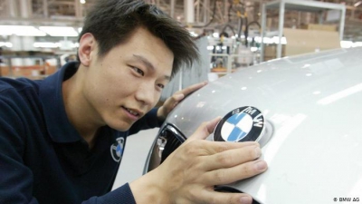 H BMW βάζει «stop» στις εκπομπές άνθρακα των εργοστασίων ηλ. οχημάτων στην Κίνα