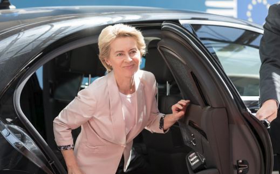 Von der Leyen: Προτρέπει την Ευρώπη να προωθήσει τα αυτοκίνητα με τεχνητή νοημοσύνη