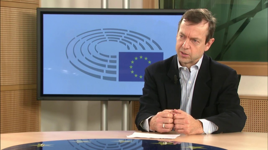 Gros (CEPS): Επιδότηση στην εξοικονόμηση και μερικό πλαφόν στην κατανάλωση