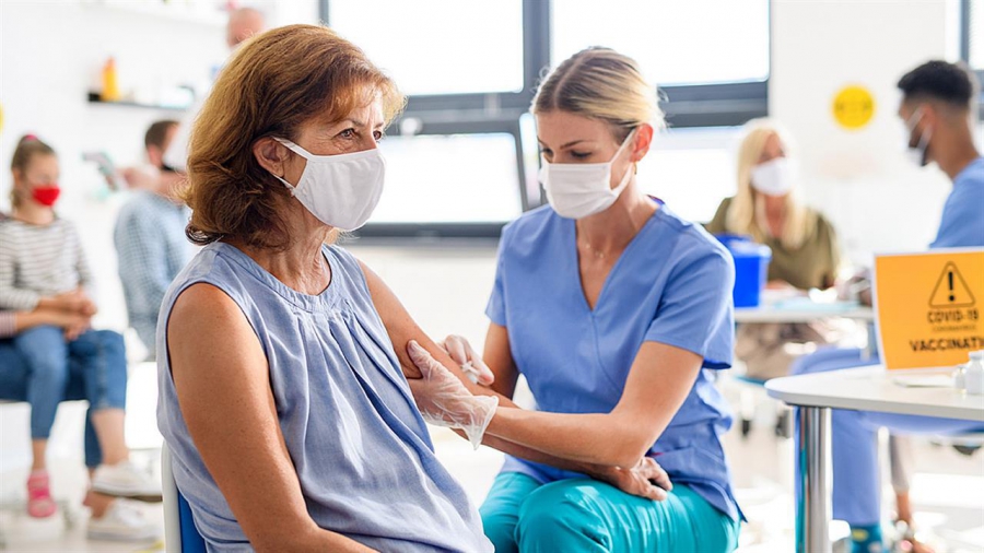 Νέα μελέτη: «Ωφελημένοι» οι εμβολιασμένοι που νόσησαν