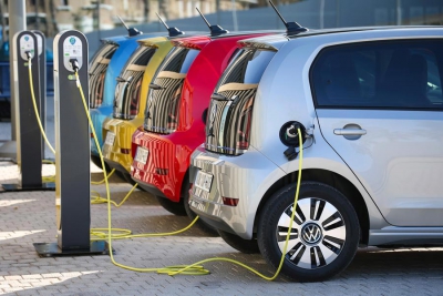 Η Ευρωπαϊκή Επιτροπή επιδιώκει αύξηση των πωλήσεων των ηλεκτρικών αυτοκινήτων