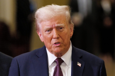 Θα στριμώξει ο Trump τον Zelensky; Κυρώσεις και μπλόκο στον εφοδιασμό όπλων