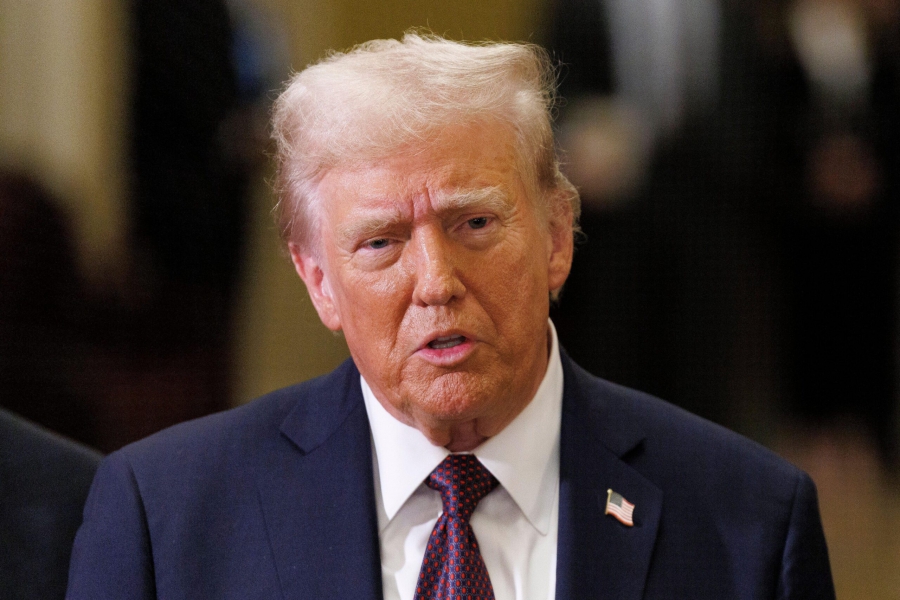 Θα στριμώξει ο Trump τον Zelensky; Κυρώσεις και μπλόκο στον εφοδιασμό όπλων