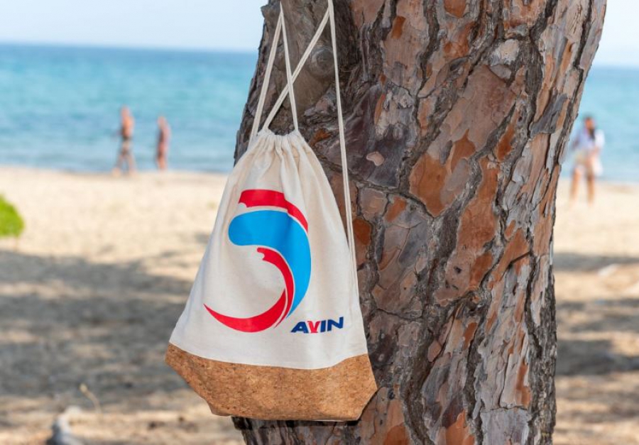 AVIN: 1,7 τόνοι απορριμμάτων συλλέχθηκαν στη παραλία του Σχοινιά