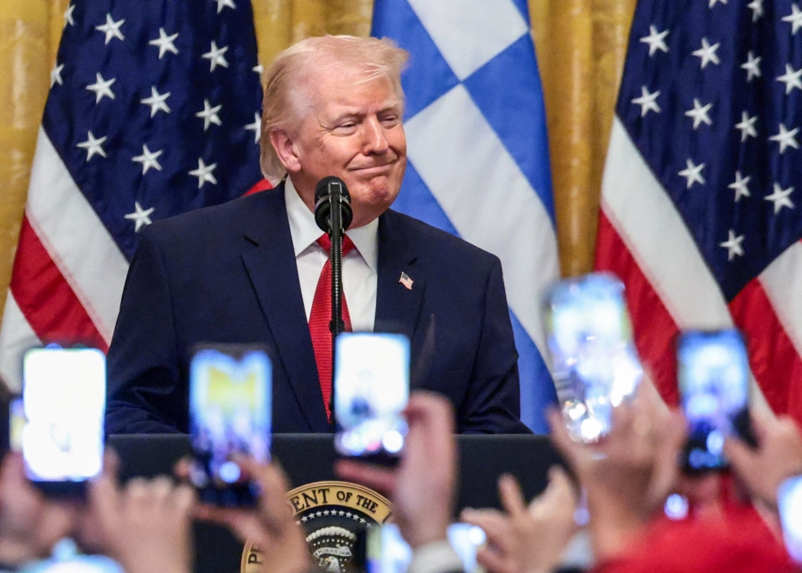 Trump: Είναι πρόθυμος να τερματίσει τον πόλεμο στο Ιράν χωρίς να ανοίξει ξανά το Στενό του Ορμούζ