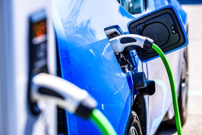 Η Γερμανία υποχρεώνει όλα τα πρατήρια βενζίνης να φορτίζουν ηλεκτρικά αυτοκίνητα