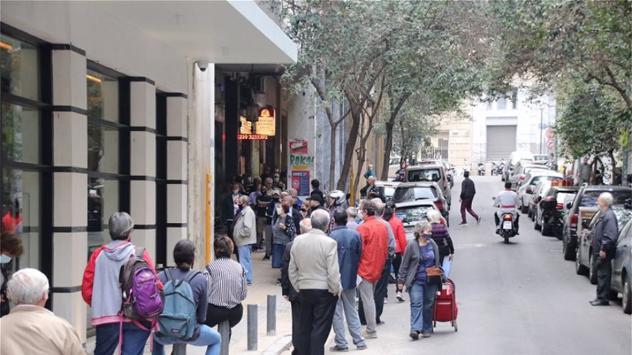 Αισθητά μειωμένος σήμερα ο συνωστισμός στα καταστήματα της ΔΕΗ