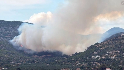 Κόκκινος συναγερμός στο Λουτράκι: Φωτιά δίπλα σε σπίτια στη Λίμνη Βουλιαγμένης - Ήχησε το 112, μάχη από γη και αέρα