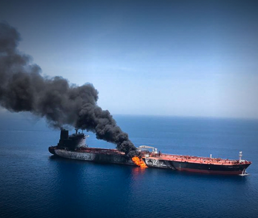 Καίγονται δεξαμενόπλοια κοντά στο Στενό του Ορμούζ - Σημαντική ανησυχία για τις διεθνείς αγορές
