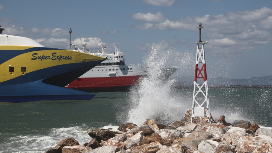 Θυελλώδεις αναμένονται οι άνεμοι- Δεμένα τα πλοία στα λιμάνια