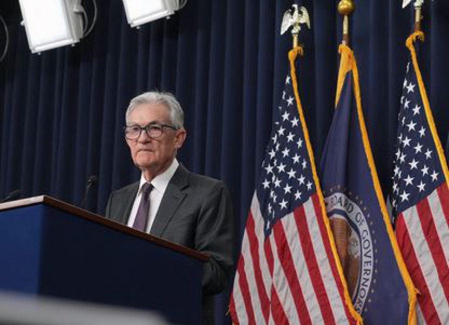 Η Fed διατήρησε αμετάβλητα τα επιτόκια στο εύρος 4,25% με 4,5%