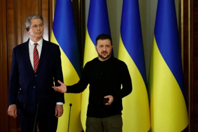 Υψηλού ρίσκου παιχνίδι παίζει ο Zelensky για τις στρατιωτικές εγγυήσεις (Bloomberg)