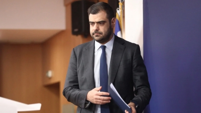 Μαρινάκης για το επίδομα ανεργίας: Τα παίρνει πίσω και εξηγείται
