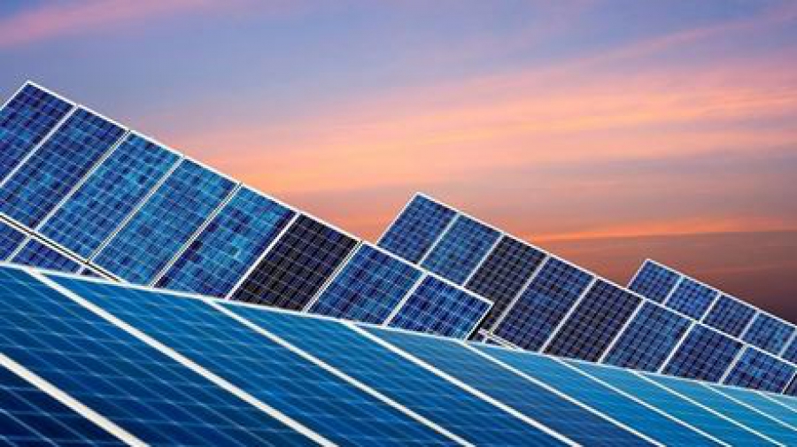 Σε ισχυρή αναπτυξιακή τροχιά παραμένουν ηλιακή ενέργεια και αποθήκευση (ROTH Capital )