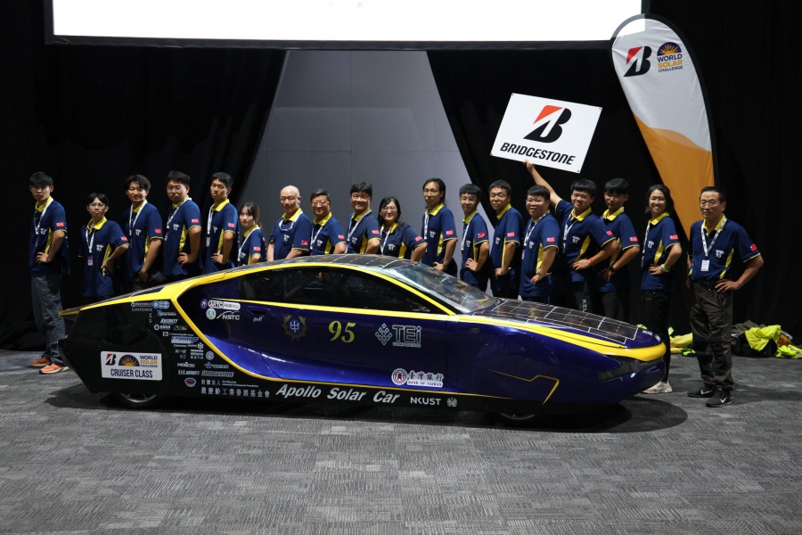 Ηλεκτρικό όχημα που έφτιαξαν φοιτητές κερδίζει τον παγκόσμιο «ηλιακό» αγώνα 3.000 χλμ στην Αυστραλία