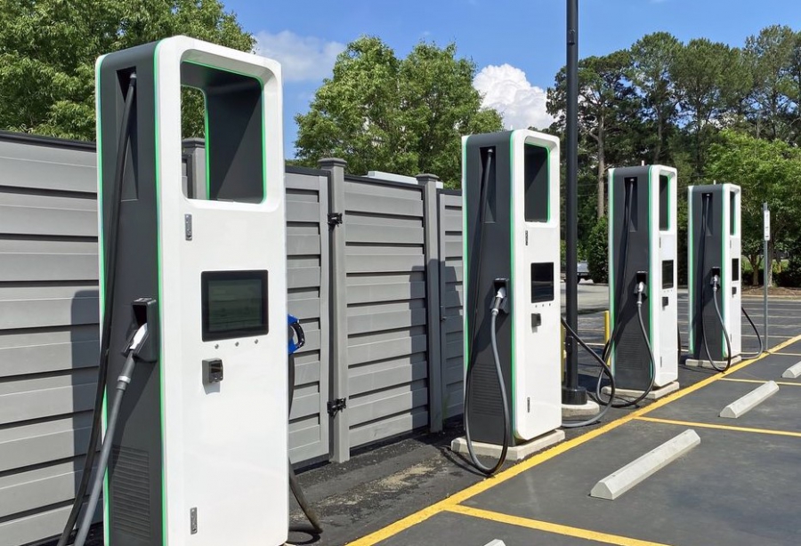 Οι σταθμοί φόρτισης της Tesla αρχίζουν να είναι προσβάσιμοι και σε άλλες μάρκες EV