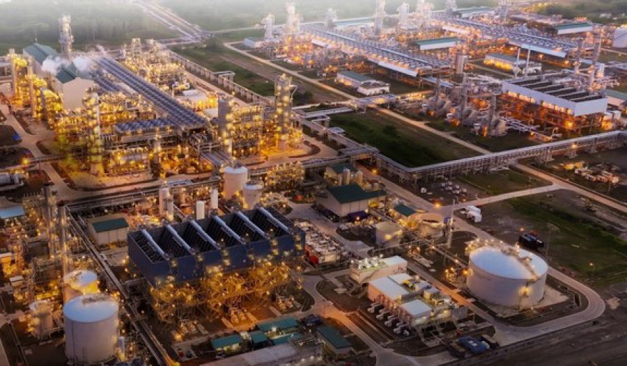 «Φουλάρει» τις μηχανές η BP για τρίτο τρένο υγροποίησης στην Ινδονησία