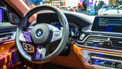 Tα ηλεκτρικά αυτοκίνητα «απογείωσαν» τα κέρδη της BMW