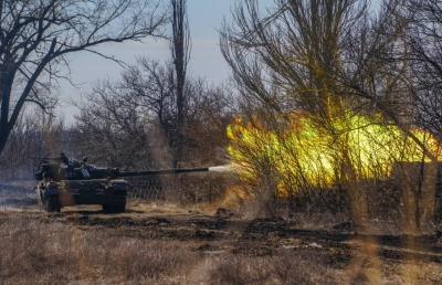 Ουκρανία: Ένας μήνας ρωσικής εισβολής - Βομβαρδισμοί στο Κίεβο, σκληρές μάχες στη Μαριούπολη