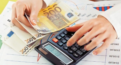 «Kόφτες» επιδομάτων σε 268.000 ελεύθερους επαγγελματίες με εισοδήματα από 1.000 έως 10.000 ευρώ