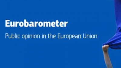 Ευρωβαρόμετρο: Δεν χάνουν την αισιοδοξία τους οι Ευρωπαίοι για την οικονομική τους κατάσταση και το περιβάλλον
