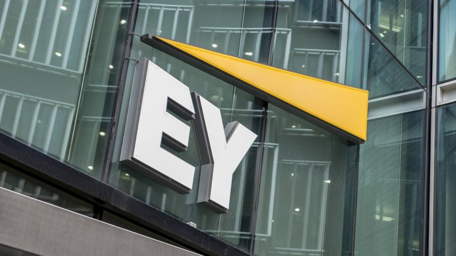 EY: Δύσκολη χρονιά το 2022 για συμφωνίες συγχωνεύσεων και εξαγορών