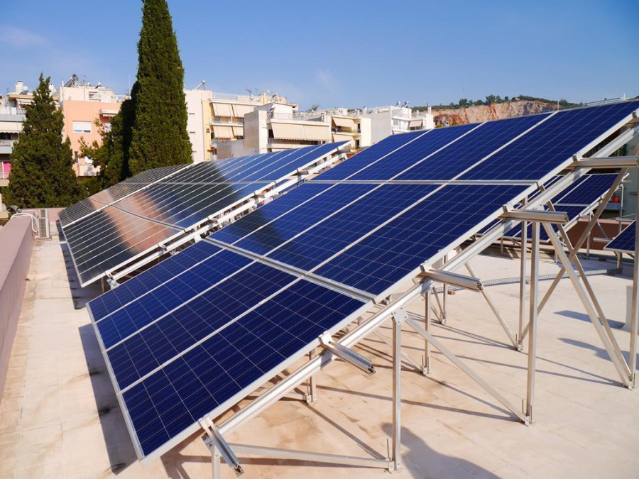 Επανεκκινούν τα φωτοβολταϊκά στις στέγες- Ερωτηματικό οι ενεργειακές κοινότητες