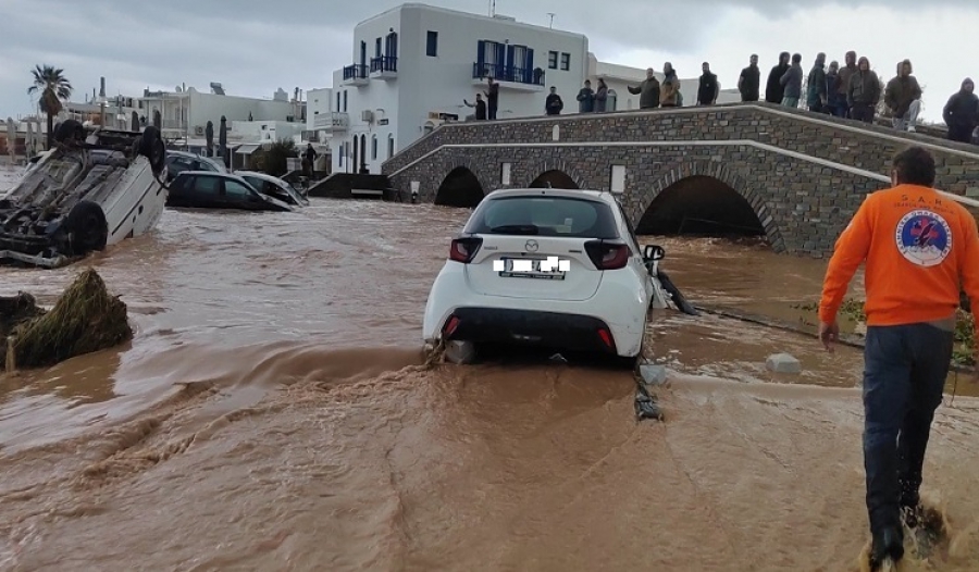 Εντονα καιρικά φαινόμενα στις Κυκλάδες - Χείμαροι οι δρόμοι σε Πάρο και Μύκονο