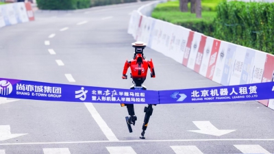 Ανθρωποειδές ρομπότ ξεπερνά ανθρώπινο παγκόσμιο ρεκόρ στον ημιμαραθώνιο του Πεκίνου – Το παράθυρο που ανοίγει για πολεμικές επιχειρήσεις