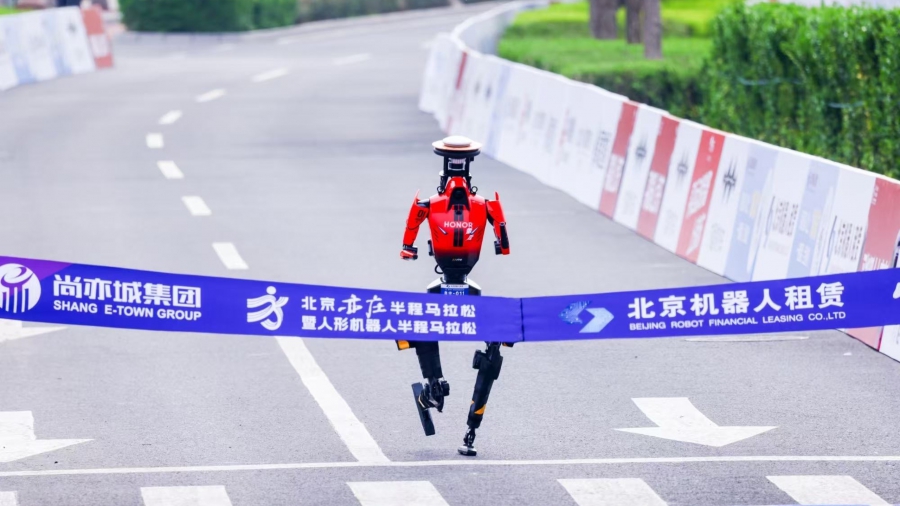 Ανθρωποειδές ρομπότ ξεπερνά ανθρώπινο παγκόσμιο ρεκόρ στον ημιμαραθώνιο του Πεκίνου – Το παράθυρο που ανοίγει για πολεμικές επιχειρήσεις
