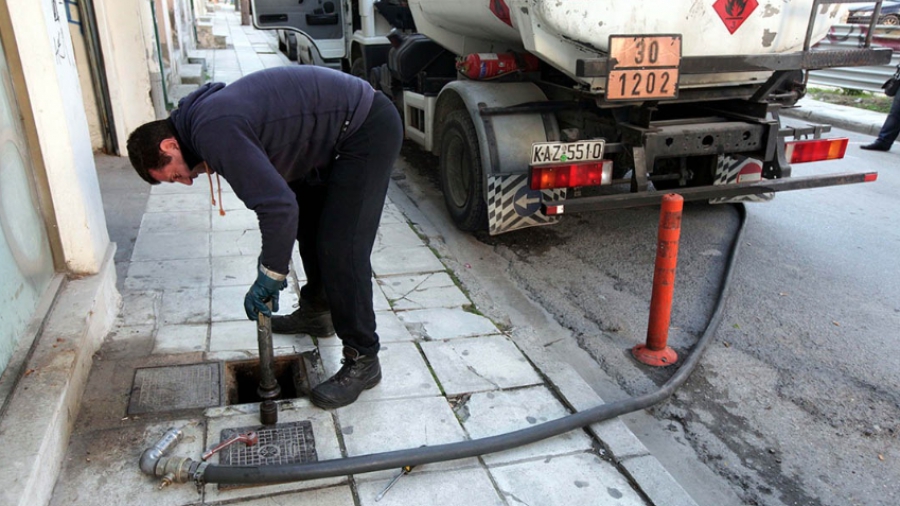 Πετρέλαιο θέρμανσης: Σκληρή επίθεση ΠΑΣΟΚ στην κυβέρνηση - «Φωτιά» στην αντλία και αιχμές για τα έσοδα του Δημοσίου