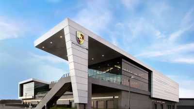 Porsche: Τα σχέδια για την ηλεκτροκίνηση παγώνουν μετά τη «βουτιά» της μετοχής