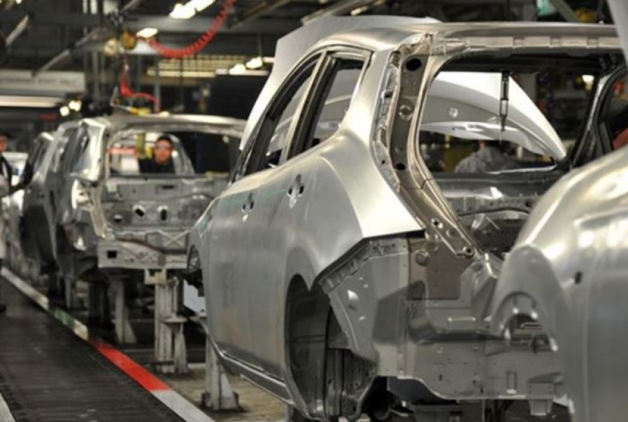 «Χειρόφρενο» στην παραγωγή αυτοκινήτων από την έλλειψη ημιαγωγών - Η δαπανηρή ηλεκτροκίνηση