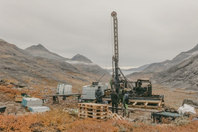 Γροιλανδία: Η Greenland Mines επεκτείνει τη στρατηγική της στην αλουμίνα και τα κρίσιμα ορυκτά (Al Circle)