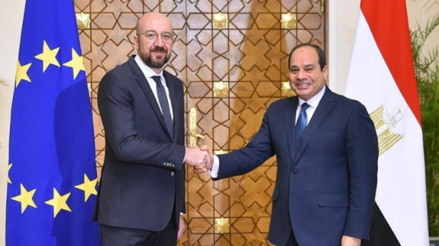 Στο Kάϊρο με πολλές απουσίες η πρώτη Διάσκεψη για να φρενάρει η σύρραξη στην Μέσα Ανατολή