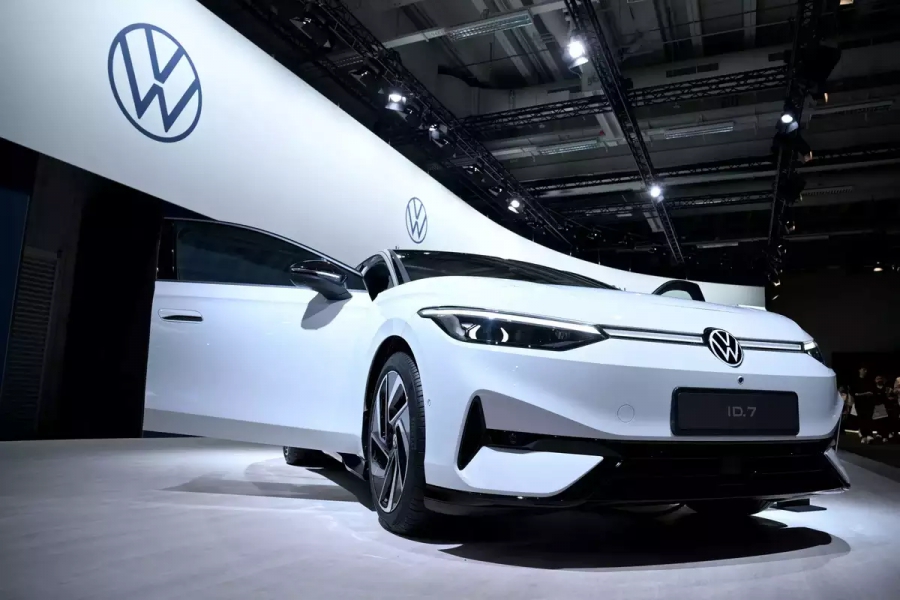 Η Volkswagen εγκαταλείπει το σχέδιο για EV - Εστιάζει σε υβριδικά και βενζινοκίνητα (Bloomberg)