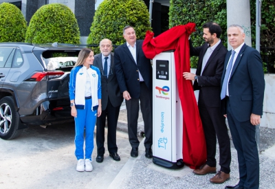 H ΤotalEnergies παρέδωσε Φορτιστές Ηλεκτρικών Αυτοκινήτων στην ΕΟΕ