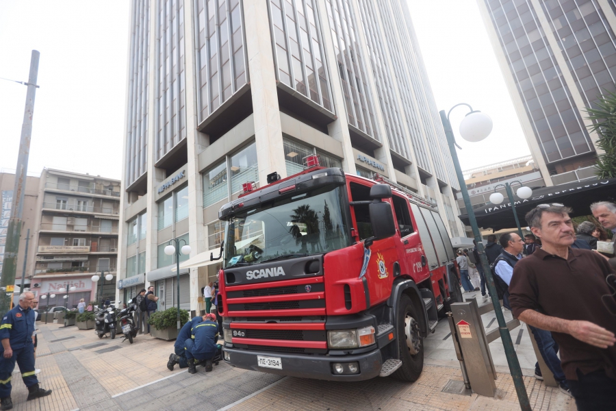 Φωτιά στον Πύργο Αθηνών - Εκκενώθηκαν τα γραφεία - Υπό έλεγχο λέει η Πυροσβεστική