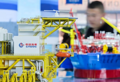 «Βουτιά» 12% στα καθαρά κέρδη της CNOOC το γ’ τρίμηνο λόγω μειωμένων τιμών πετρελαίου - Πτώση 33% και για τη Sinopec