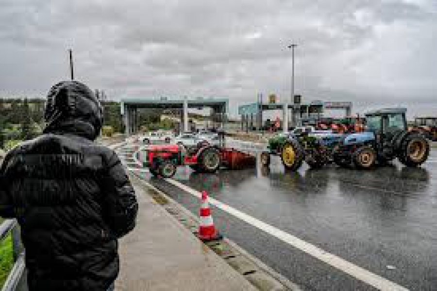 Ούτε η κακοκαιρία δεν τους κάμπτει - Με πάνω από 14 μπλόκα και 6.000 τρακτέρ οι αγρότες