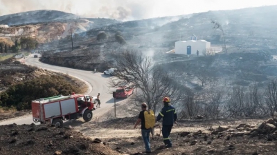 Financial Times: Οι megafires «ξεγυμνώνουν» το τίμημα του υπερτουρισμού στην Ελλάδα - Η Πάρος στο επίκεντρο της διεθνούς κριτικής