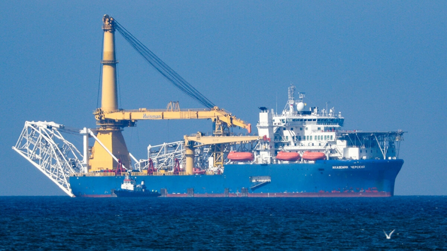 Στο γερμανικό λιμάνι Mukran κατευθύνεται πλοίο τοποθέτησης σωλήνων του Nord Stream 2