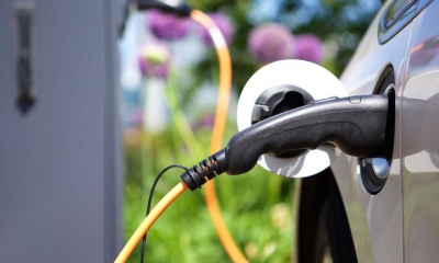 IEA: Πώς συνδέεται η μείωση της πώλησης πετρελαιοειδών με την ηλεκτροκίνηση