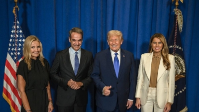 O πρωθυπουργός στην δεξίωση του Trump για τα 80 χρόνια του ΟΗΕ μετά συζύγων