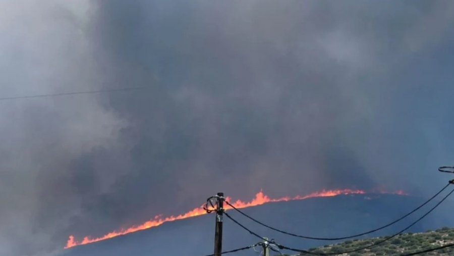 Φωτιά στην Πάρο: Συναγερμός με 112 για εκκένωση τεσσάρων περιοχών - Εκκενώθηκαν περιοχές, μάχη στο Καμπί