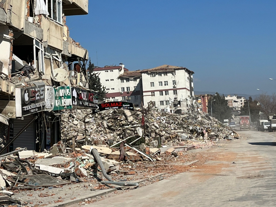 Στα συντρίμμια Τουρκίας, Συρίας 100.000 άνθρωποι, υπάρχουν 1.000 ζωντανοί