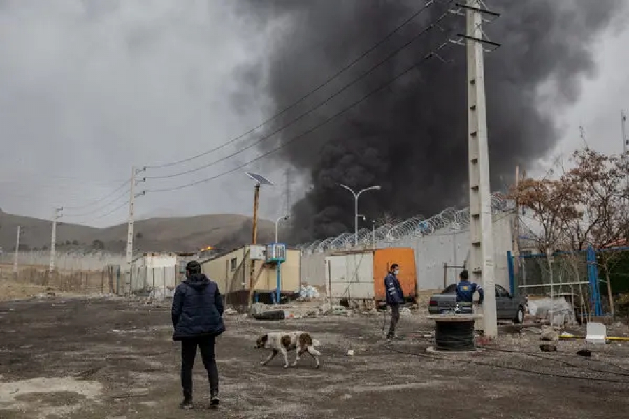 Ο ΠΟΥ προειδοποιεί για κινδύνους για την υγεία από τη «μαύρη βροχή» στο Ιράν (Reuters)