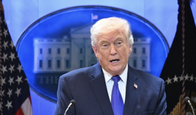 Πρόσθετο παγκόσμιο δασμό 10%  για πέντε μήνες επιβάλλει ο Trump μετά το όχι από το Ανώτατο Δικαστήριο