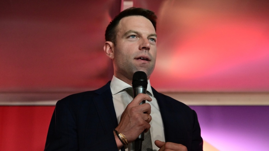 Κάτω από τους στόχους του ο Κασσελάκης (σαν βρεγμένη γάτα)